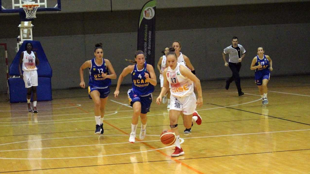 La jugadora camino a canasta.