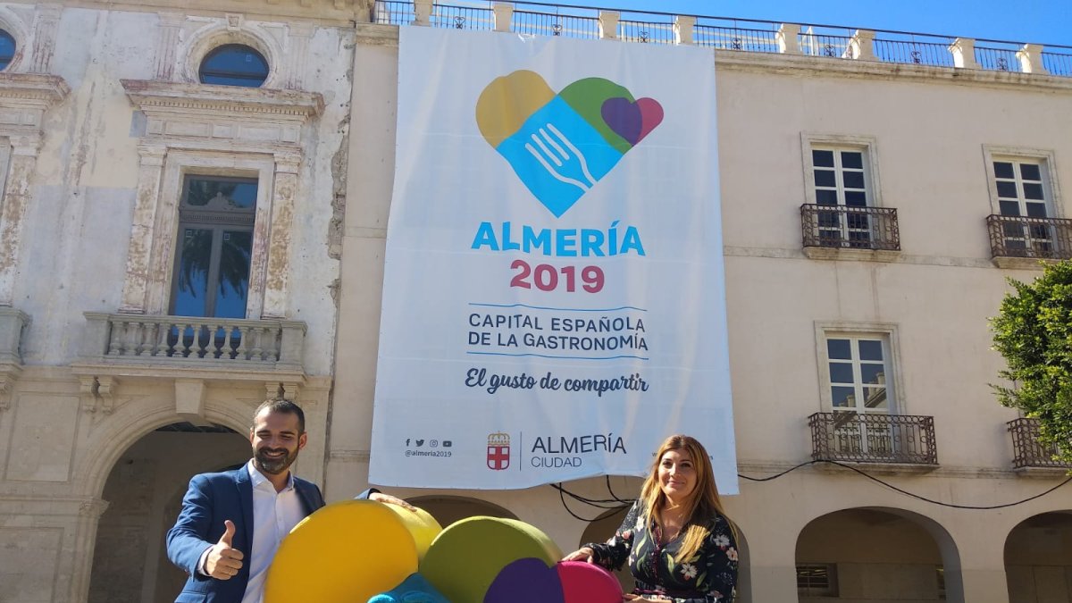 Ramón Fernández-Pacheco y Carolina Lafita, este mediodía en la Plaza Vieja.