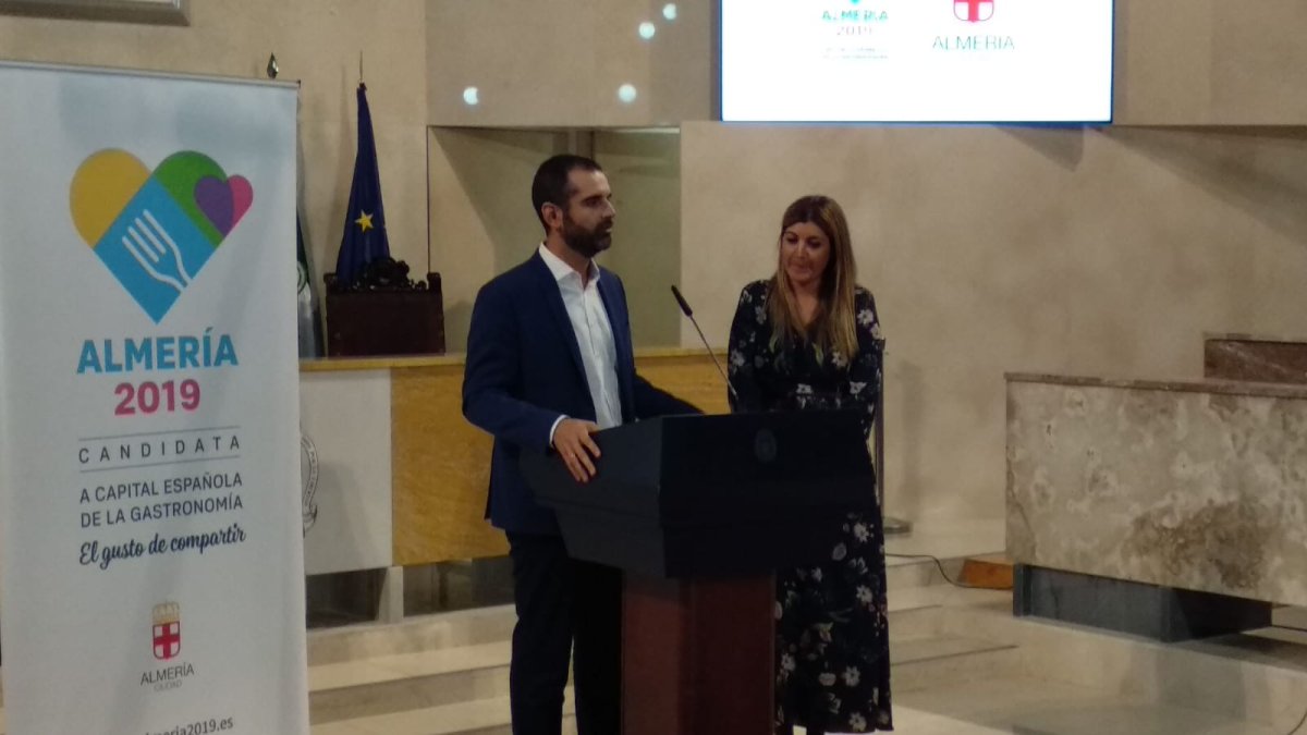 Ramón Fernández-Pacheco, alcalde de Almería, y Carolina Lafita, concejala de Promoción de la Ciudad.