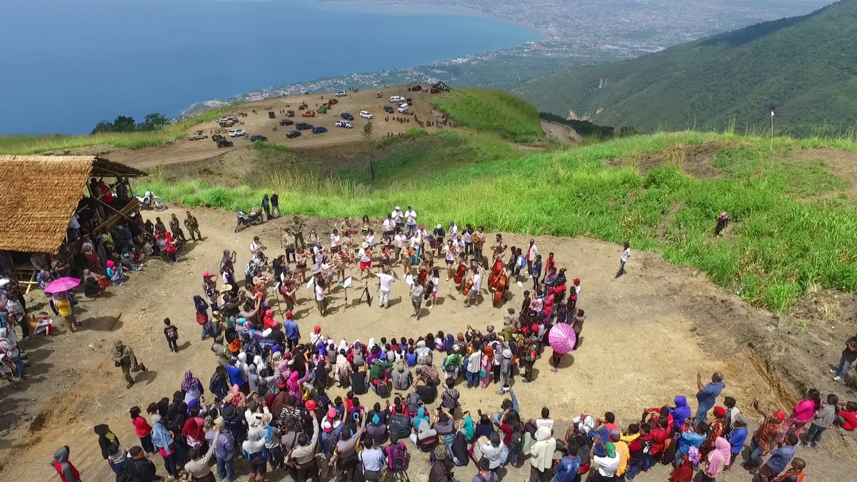 Concierto de la Orquesta de Cámara de Siero en una aldea de Indonesia (OCAS).