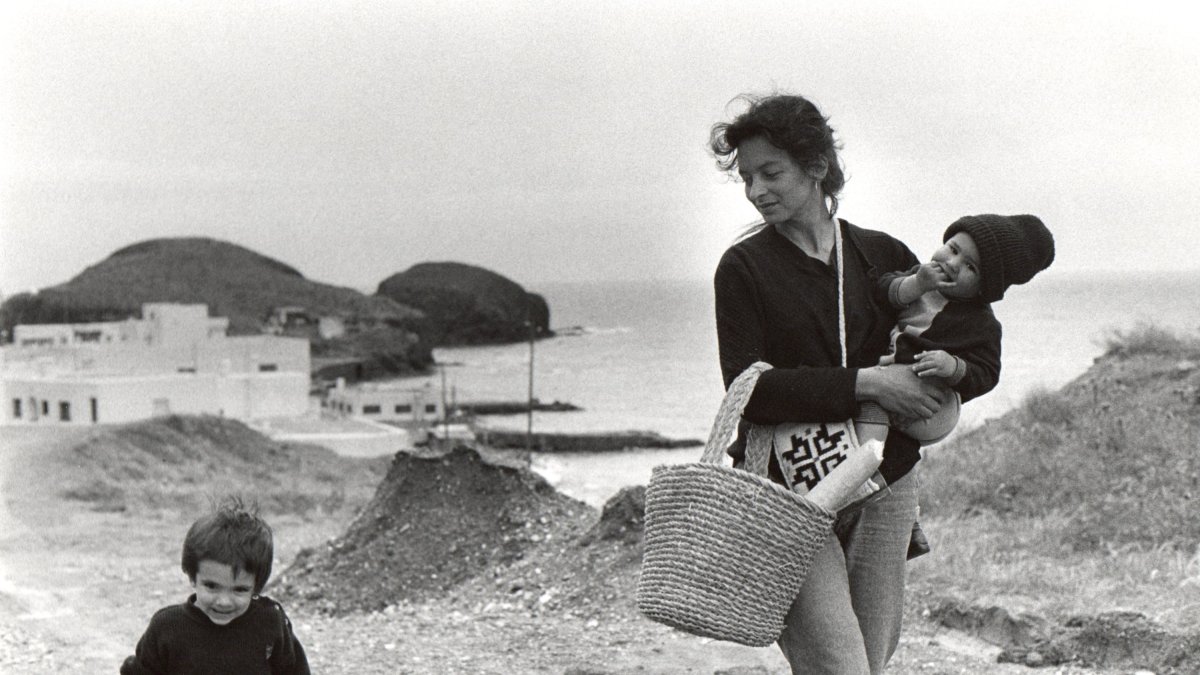 Plossu retrata a su mujer Françoise Núñez, de origen almeriense, y sus hijos en La Isleta.