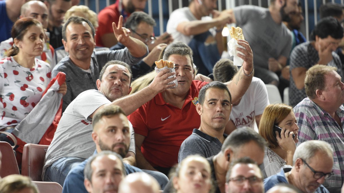 Los aficionados participan en los triunfos del Almería.
