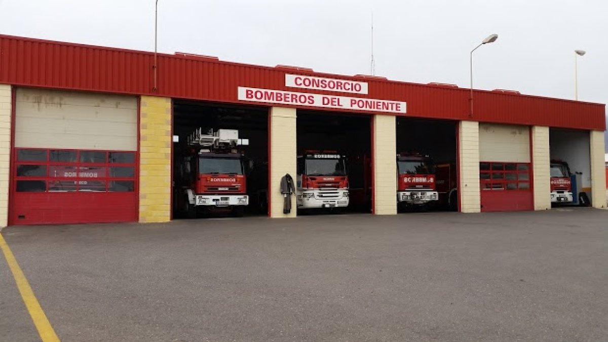 Los Bomberos del Poniente intervienen en un incendio en Adra esta madrugada.