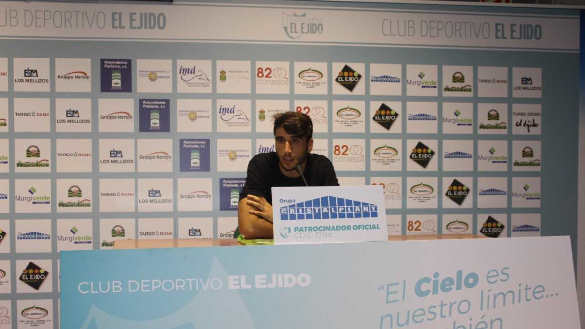 Álex en rueda de prensa.