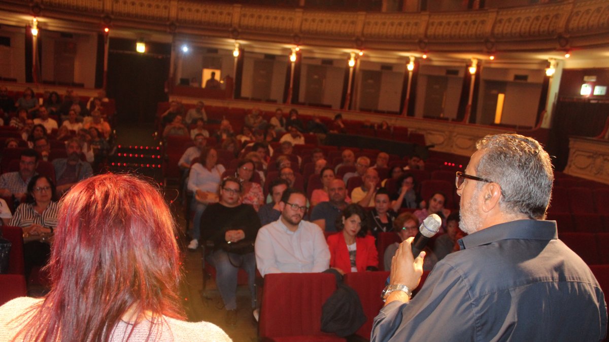 El secretario provincial de CCOO Almería, Antonio Valdivieso; y Amalia Román, concejal de Almería, dando la bienvenida.