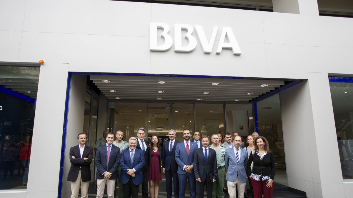 Responsables del BBVA con el alcalde y otros invitados