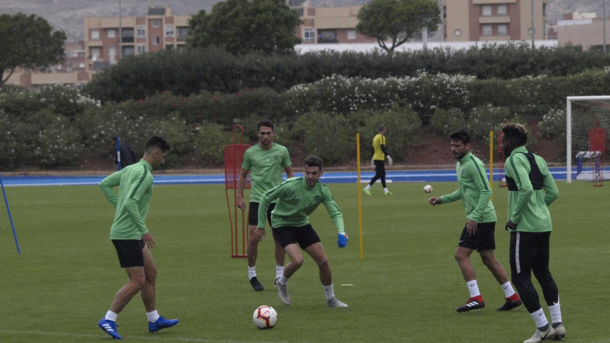 Rondos de calentamiento bajo la lluvia.