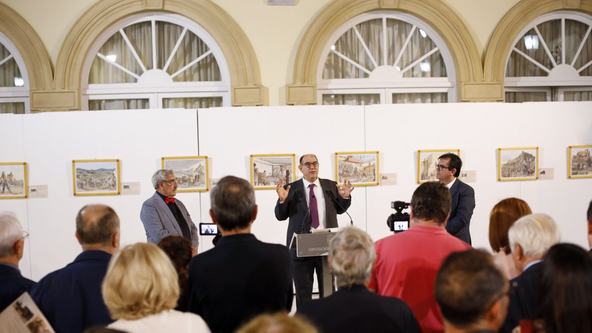 El editor Juan Grima entre el ilustrador Emilio Sánchez y el diputado Antonio J. Rodríguez.