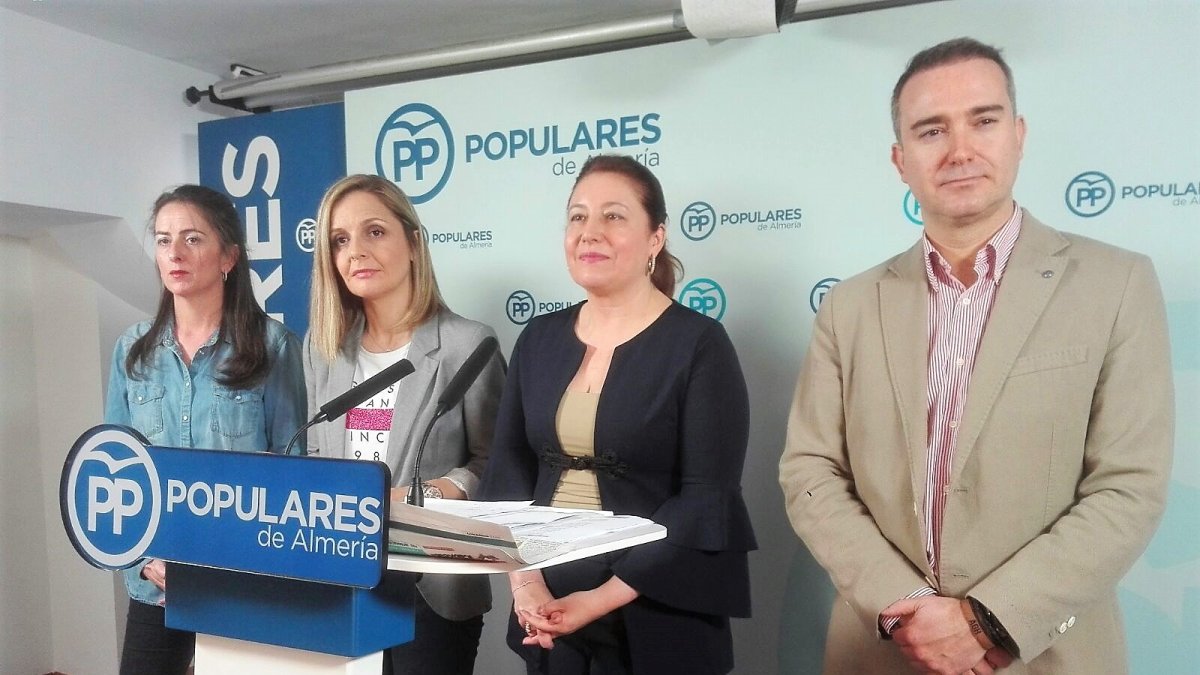 Sánchez y Crespo, en el centro de la foto.
