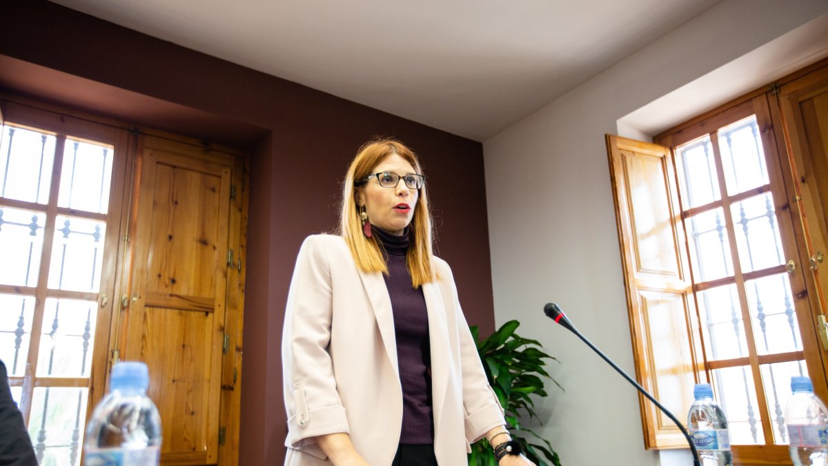 Ángeles Castillo ayer mientras prometía su cargo como alcladesa de Huércal.