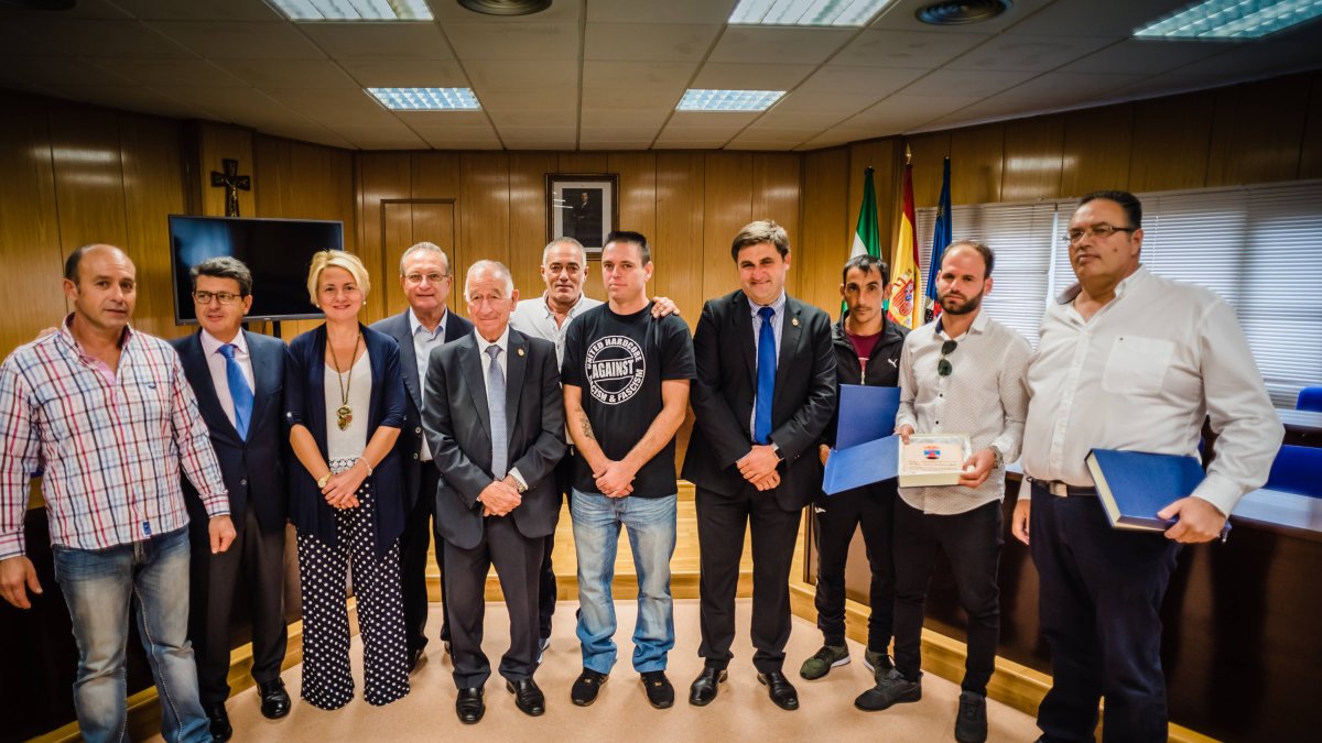 Los pescadores del barco ‘Mi Lalita’ recibieron ayer un homenaje de Gabriel Amat y el resto de la Corporación.