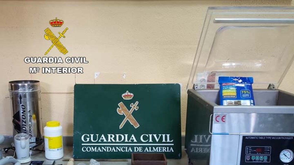 La Guardia Civil se ha incautado de 150 gramos de cocaína, 57 gramos de metanfetamina y 50 gramos de cogollos de marihuana.
