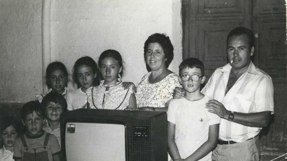 Rosario Carmona y su marido Emilio Ojeda, junto a hijos y vecinos, mostrando el televisor