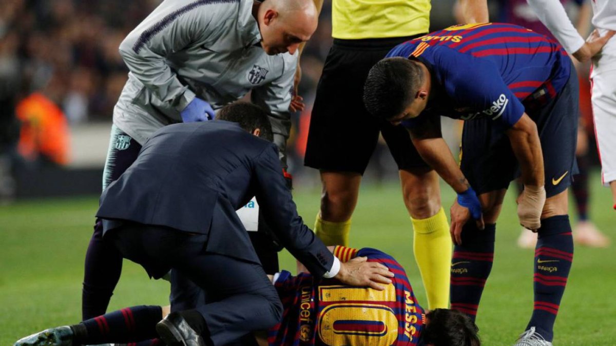 El jugador azulgrana es atendido por los médicos del club.