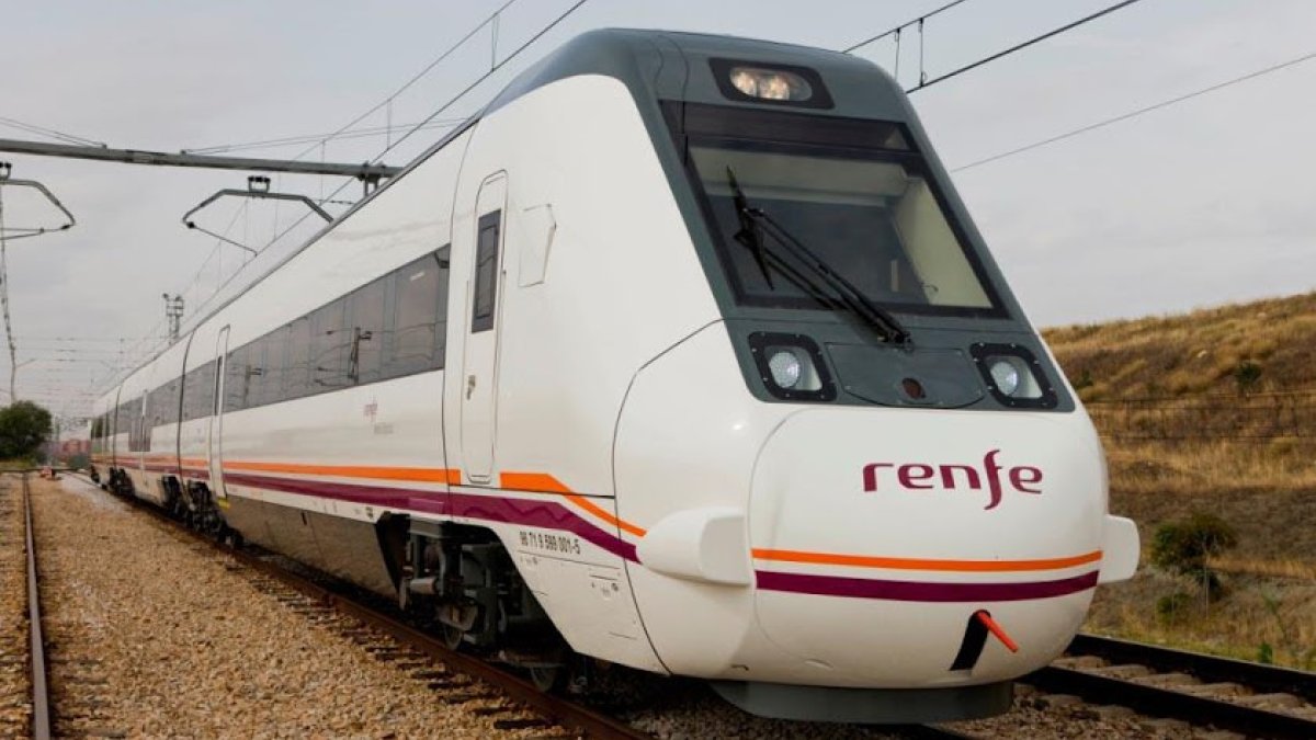 El tren que une Almería con Sevilla ha quedado suspendido desde Granada a la capital andaluza.