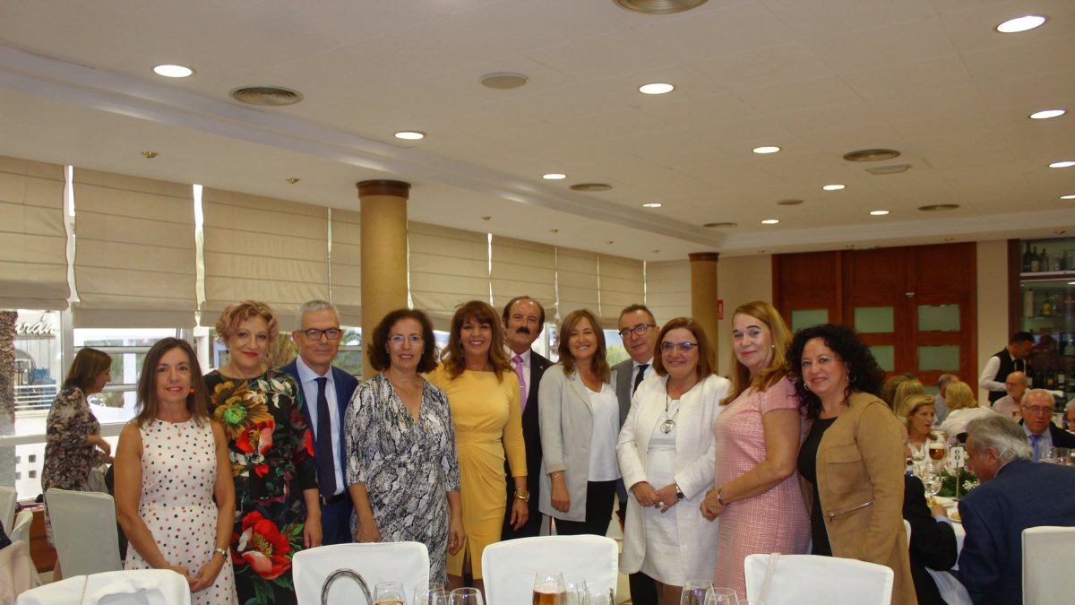 Representantes institucionales acompañaron a Mari Ángeles Rabadán en su homenaje.