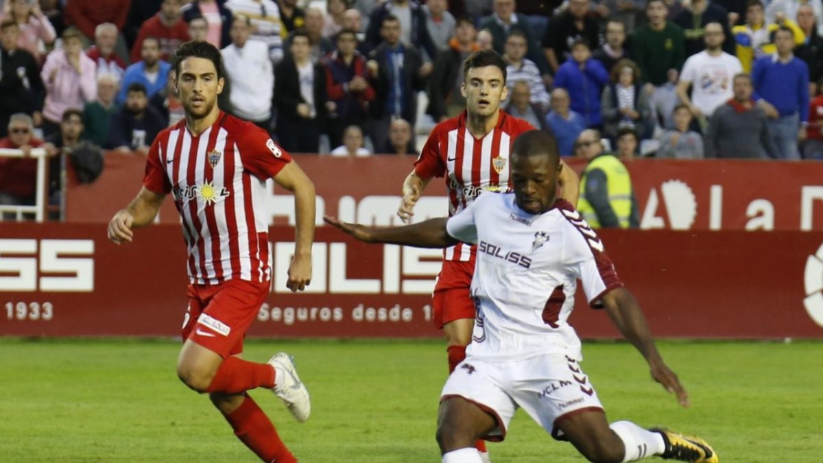 Juan Ibiza en una jugada del partido.