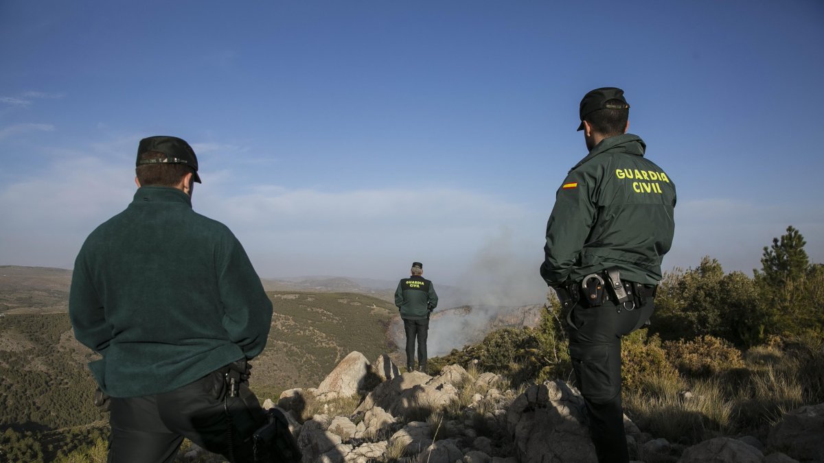 Guardia Civil en la investigación de un incendio forestal.