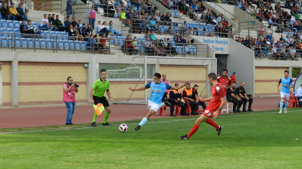 Emilio Cubo intentando adentrarse en campo visitante por el costado derecho.