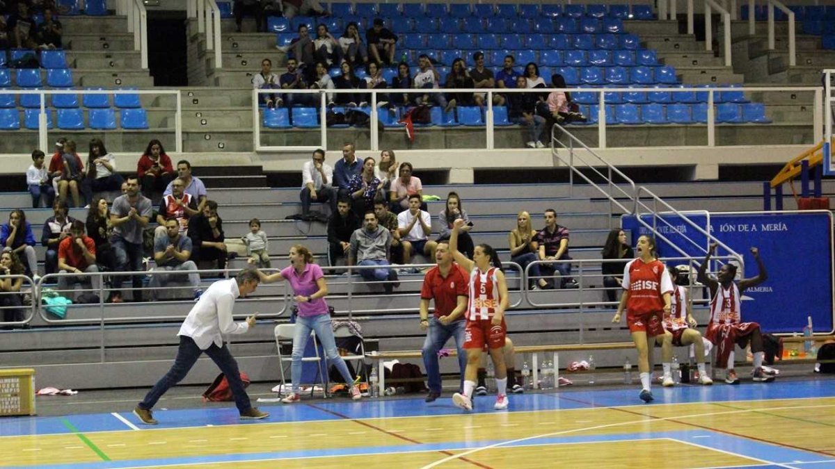 Paco Rueda celebrando una canasta.