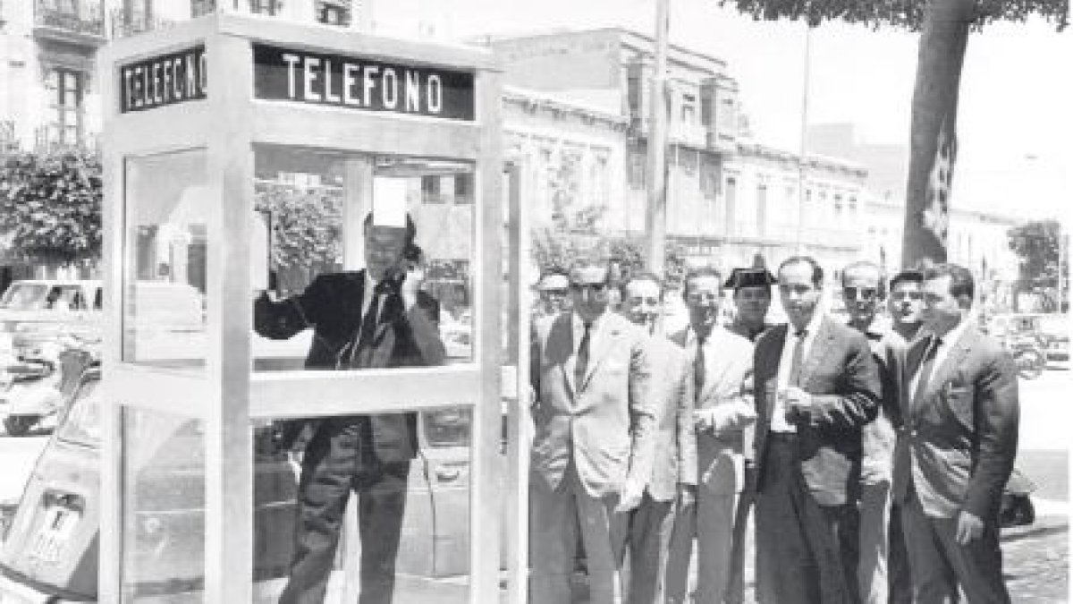 Momento de la inauguración de la cabina que se colocó en la Puerta de Purchena, frente al cuartel de la Guardia Civil.