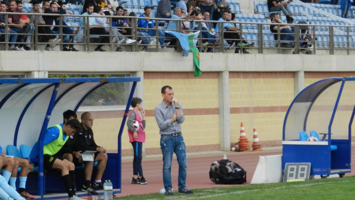 Alberto González siguiendo el juego desde el banquillo ante el San Fernando.