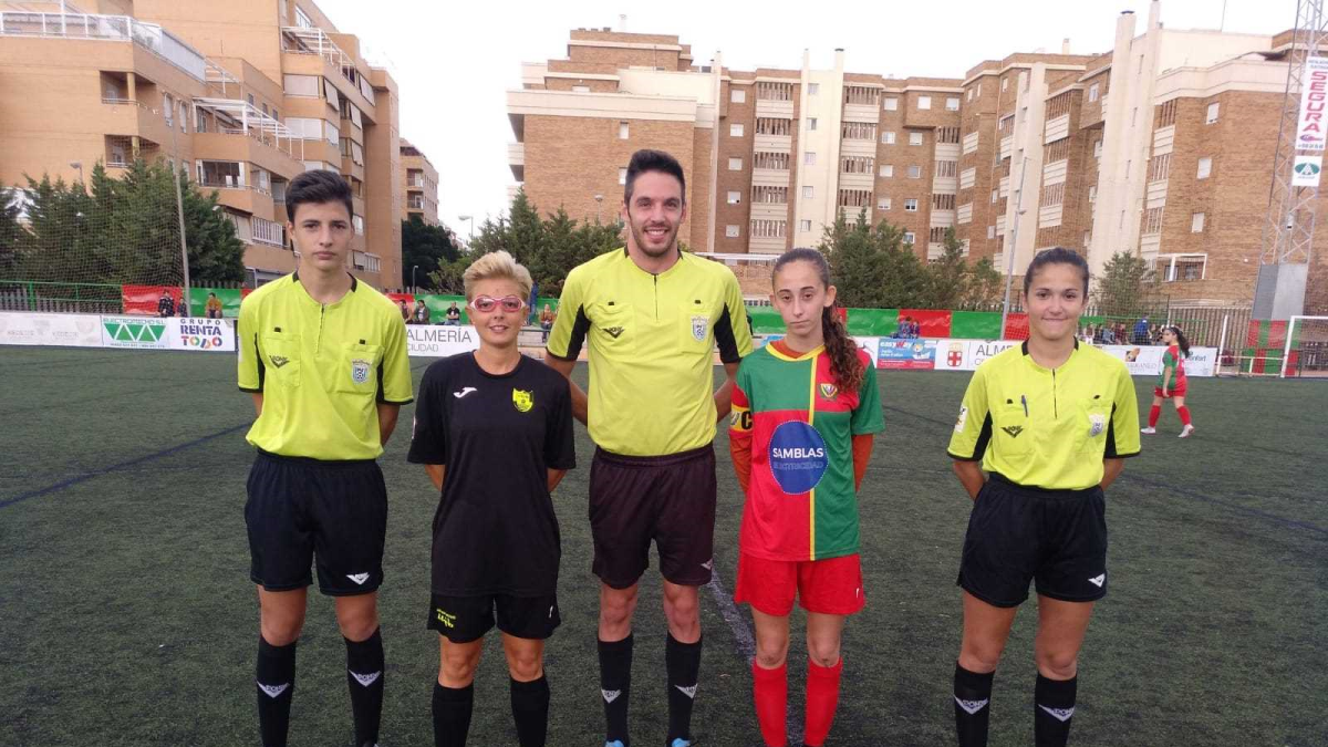 La foto protocolaria en el campo Tito Pedro.