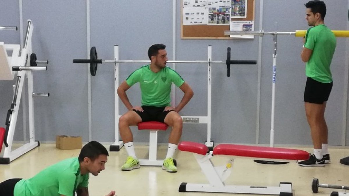 Sergio Aguza, en el centro de la imagen, no ha tenido descanso como el resto de lesionados.