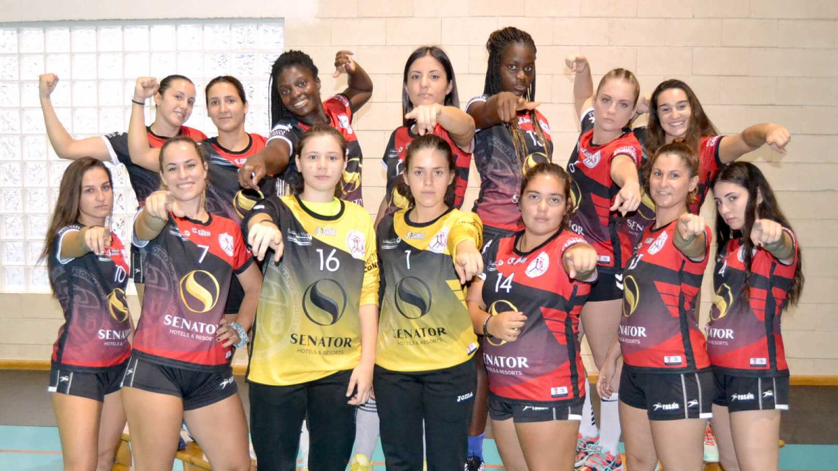 Las roqueteras posan tras la victoria en casa.