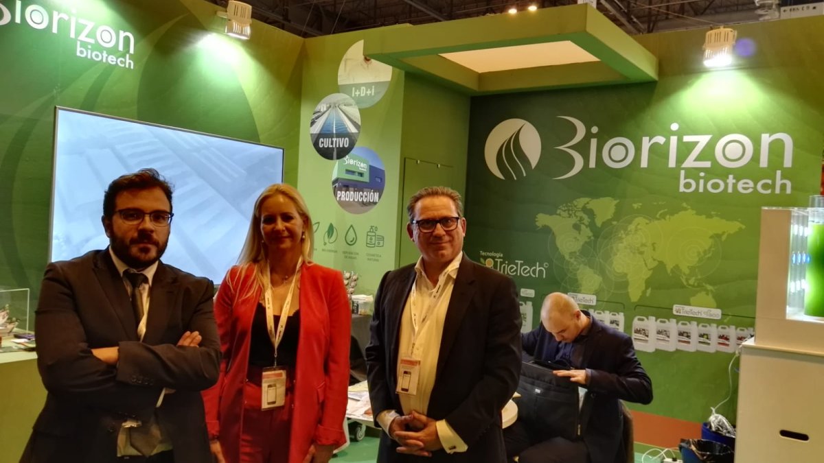 Equipo de BiorizonBiotech en su stand en la feria. David Iglesias, director de BiorizonBiotech; Sonia Teruel y Fernando Román.