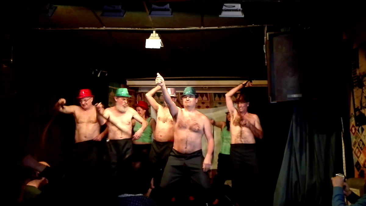 Los docentes protestaron meses atrás desnudándose.