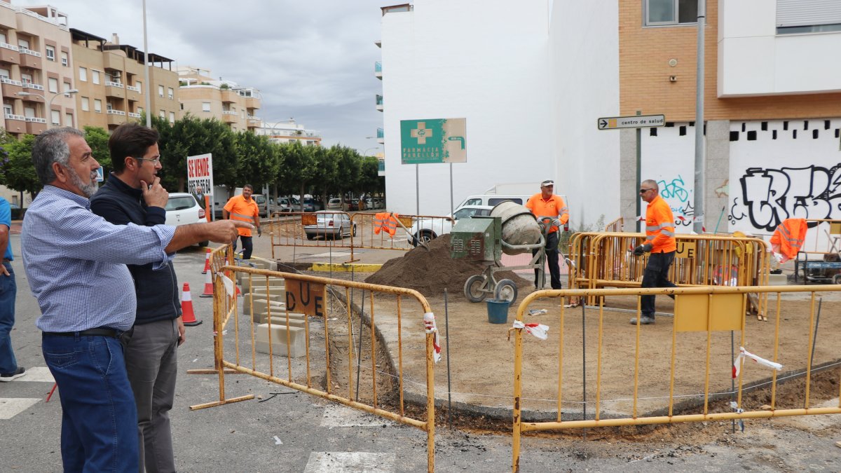 Desarrollo de las obras en el entorno del centro de salud de Ejido Sur.