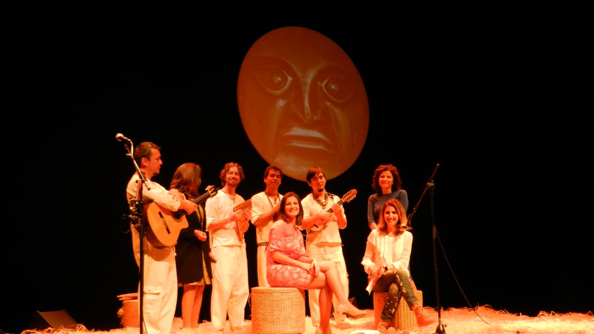 Sakapatú con la concejala de Cultura, Julia Ibáñez, y responsables de La Caixa.