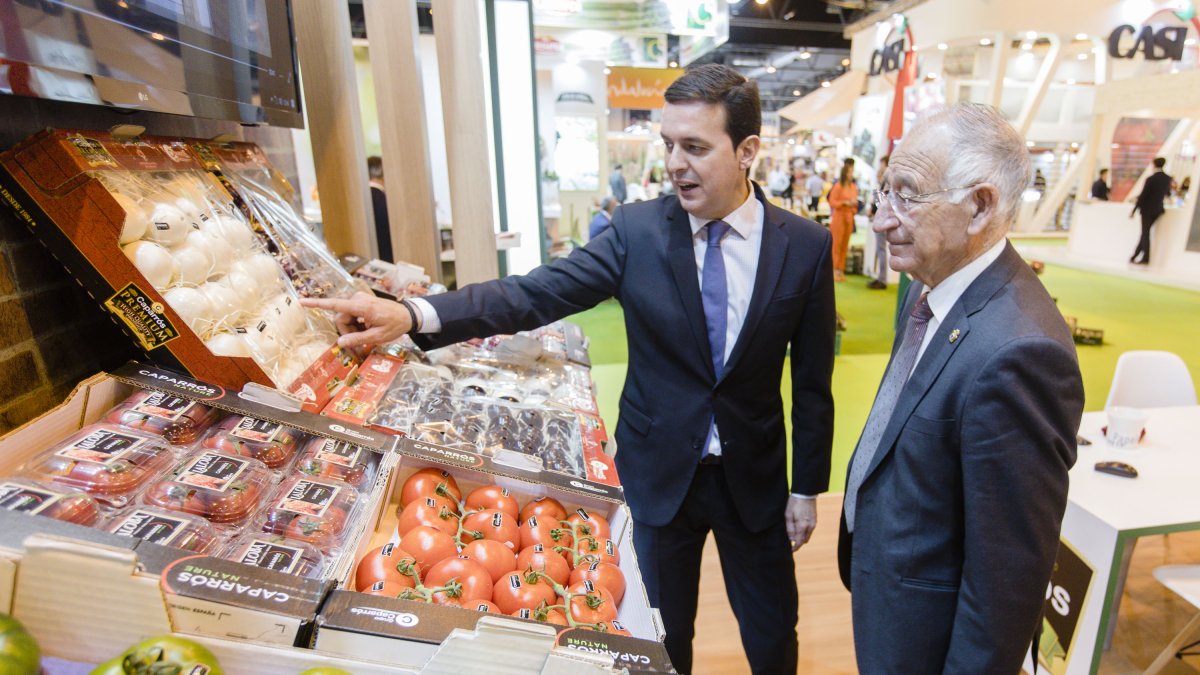 Gabriel Aureliano y Javier A. García durante visita a las empresas almerienses.