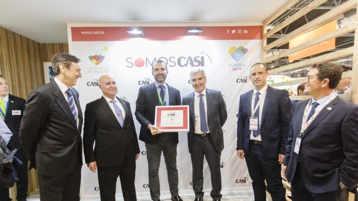 CASI entregó al alcalde de Almería una placa de reconocimiento por la obtención de la Capitalidad Gastronómica.