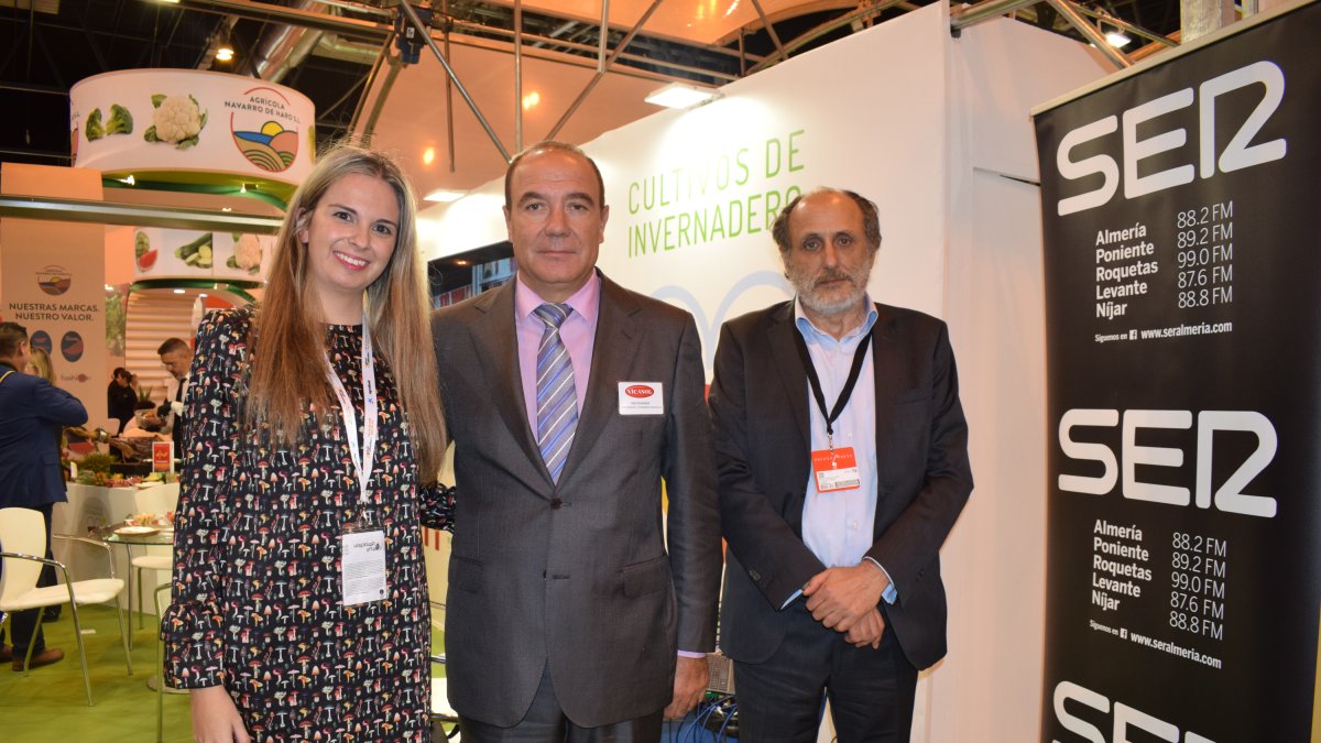 El gerente de Vicasol, José Manuel Fernández, junto a los periodistas Davinia Piqueras y Jacinto Castillo.