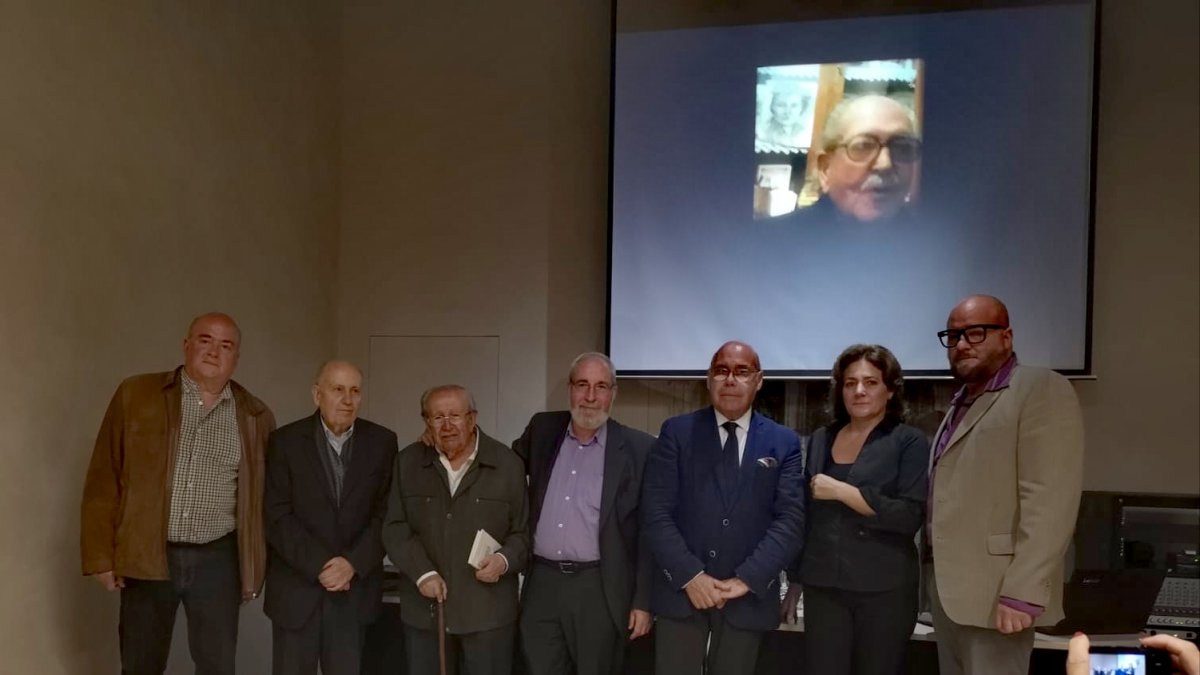 Escritores amigos y hijos de Julio Alfredo Egea, en Granada (Foto: Elena M. Pascual).