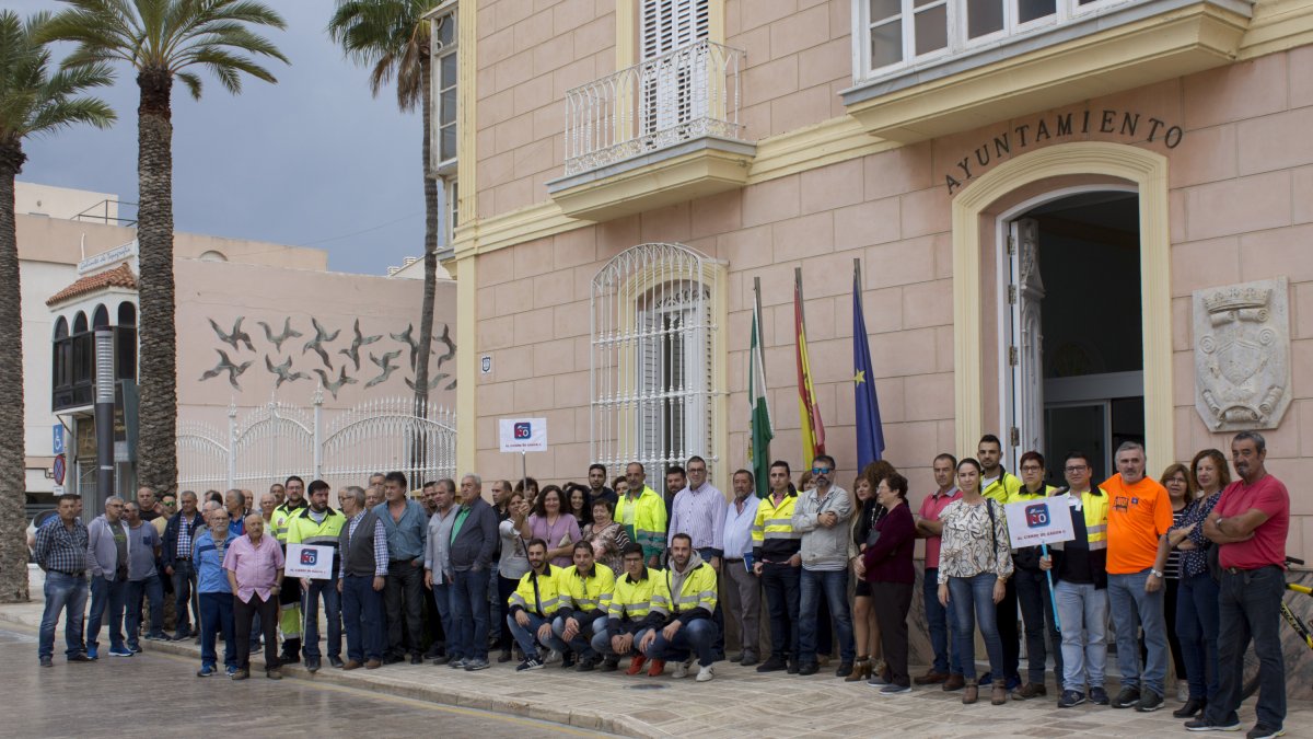 Concentración de vecinos, trabajadores de Cemex de Gádor y de Carboneras, ante el Ayuntamiento.