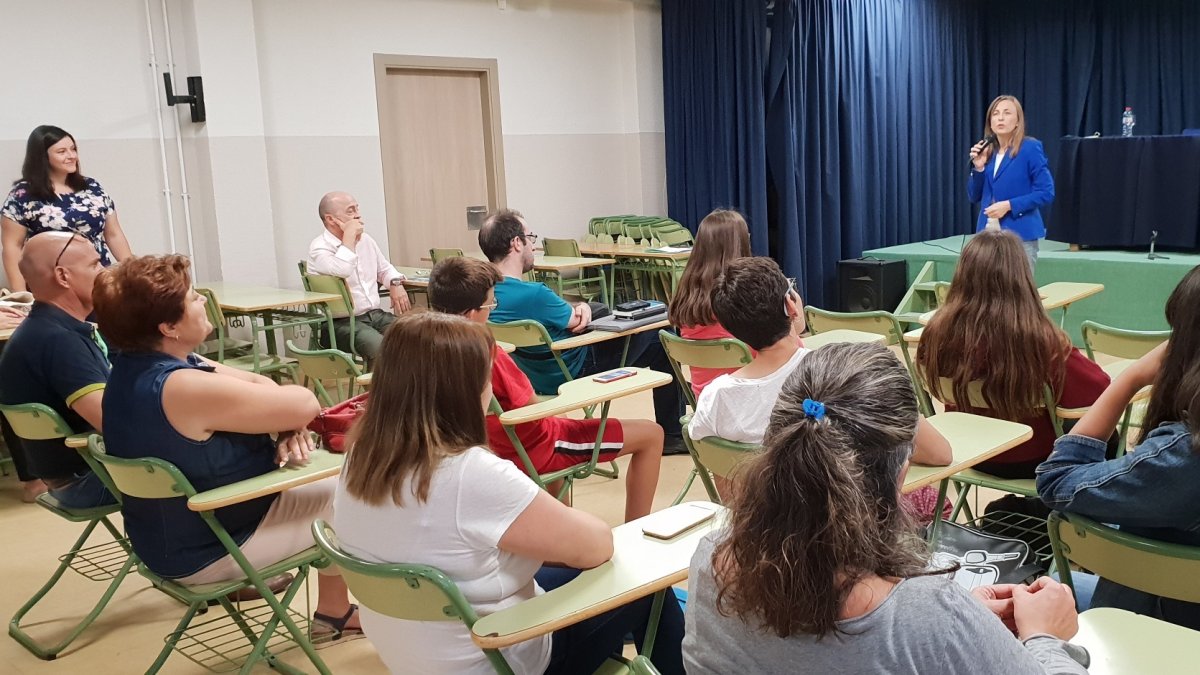La delegada de Educación, Francisca Fernández, visita la Escuela de Idiomas de Huércal-Overa.