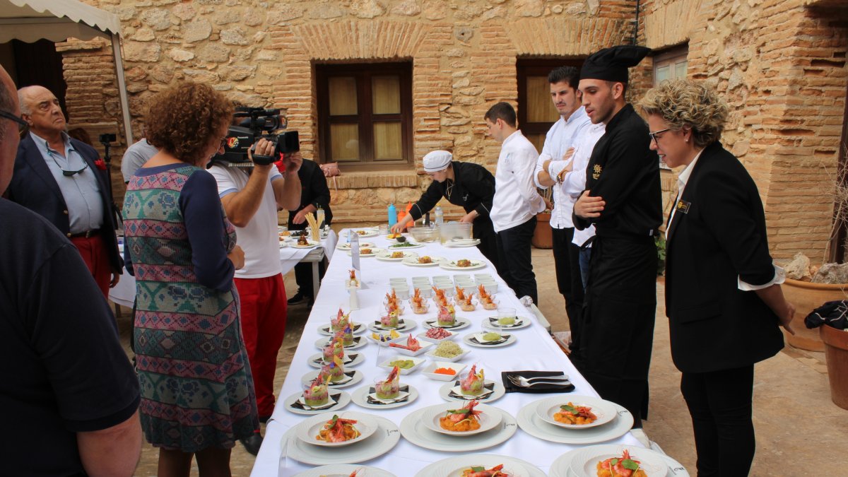 La alcaldesa de Garrucha, María López, ha dado a conocer los diferentes platos elaborados con gamba roja que se degustarán en la feria.
