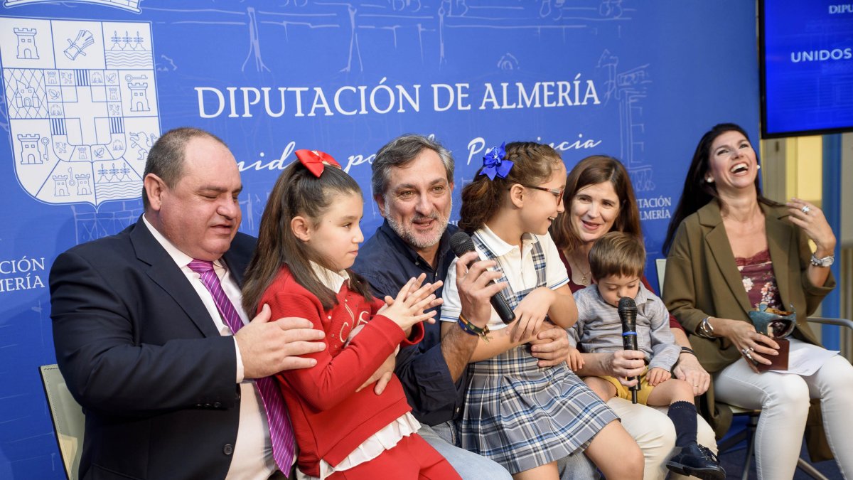 Presentación de la micropasarela con Mati, Rocío y Darío como protagonistas.