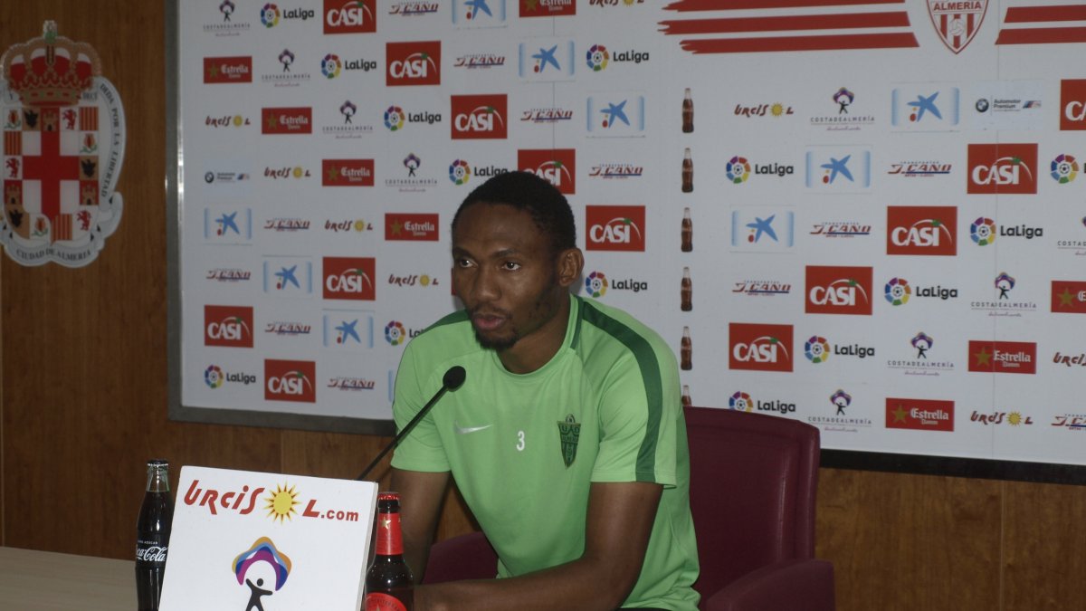 Lucien Owona en rueda de prensa.