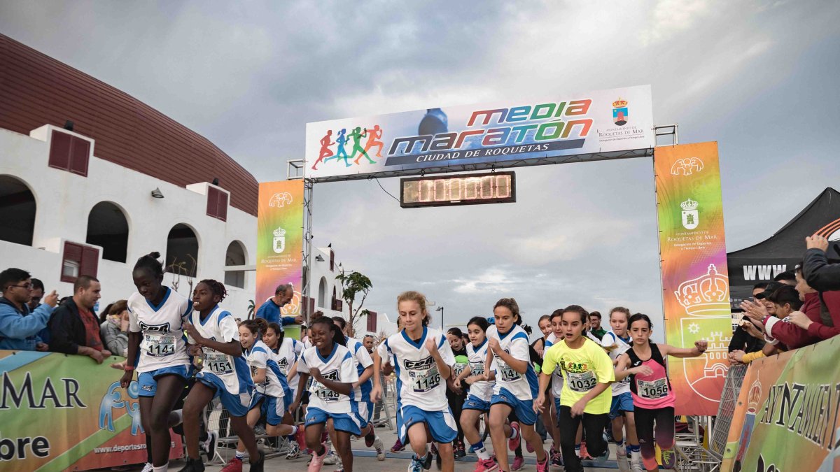 Salida de una de las pruebas femeninas en Roquetas.