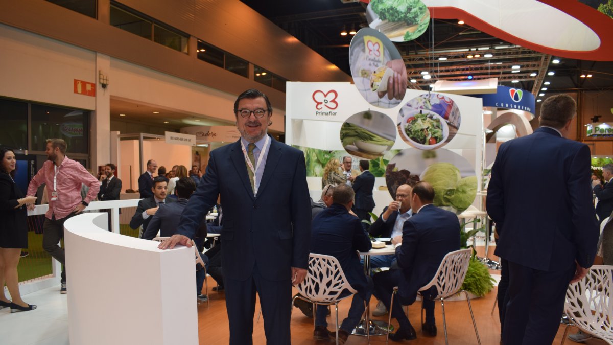 Cecilio Peregrín, director corporativo de Primaflor, en el stand de Fruit Attraction.