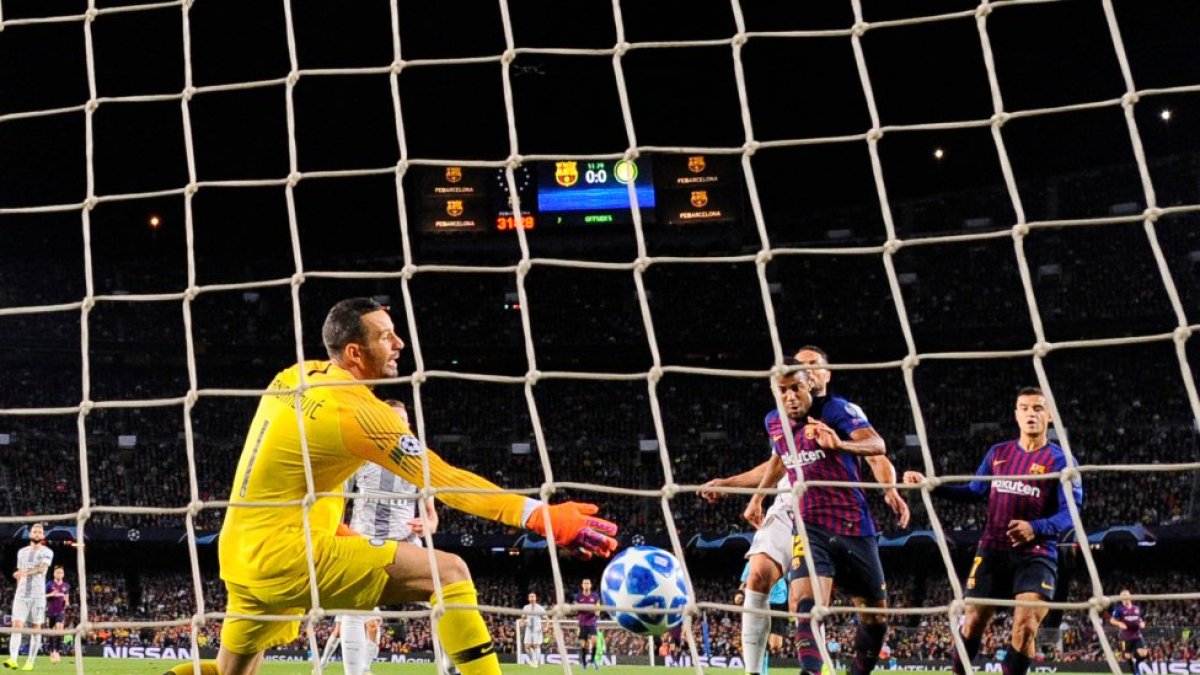 Rafinha Alcántara superando al meta Handanovic.