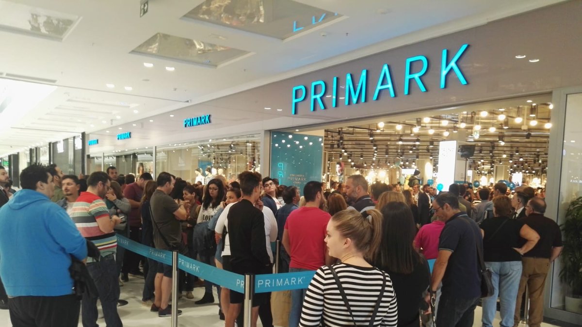 Colas a las puertas de Primark.