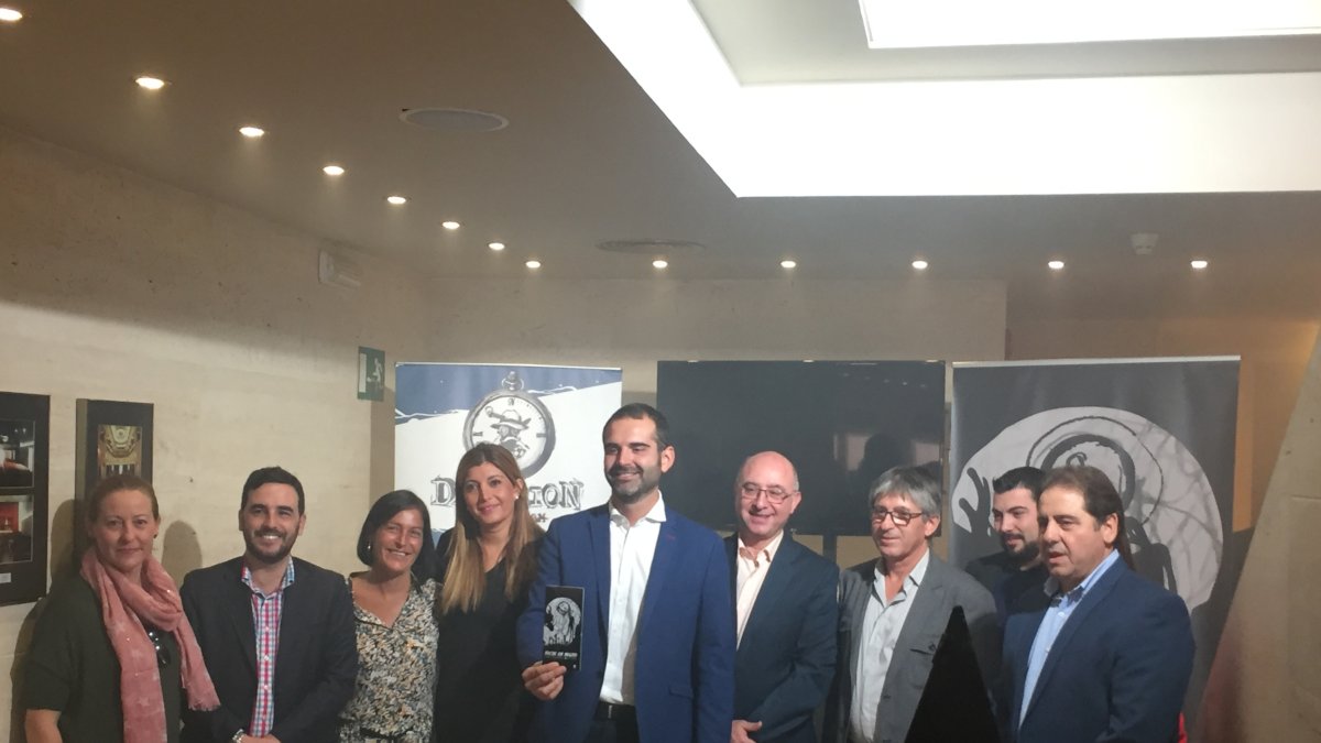 Presentación de la Noche en Negro con representantes del Ayuntamiento, comerciantes y hosteleros.