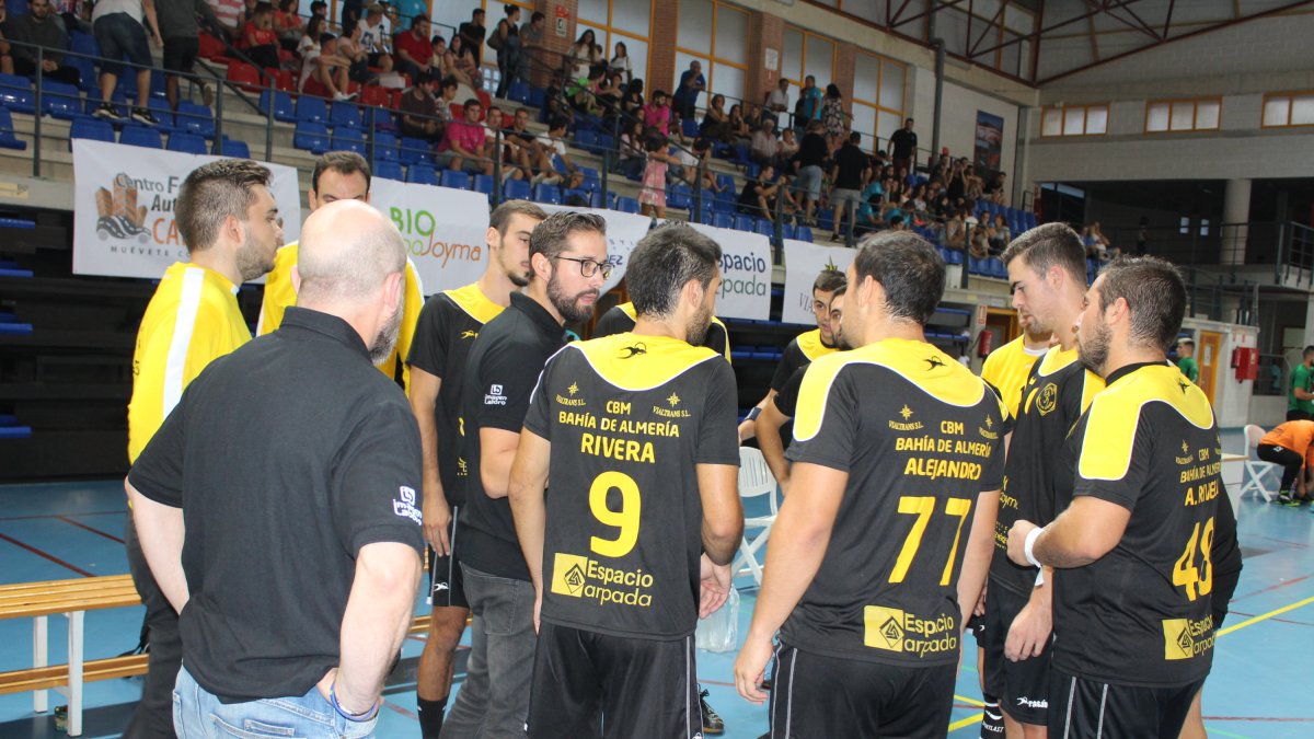Juan Carlos Requena hablando con sus jugadores.