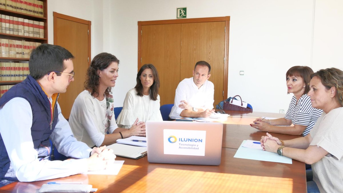 carmen Belén López durante la reunión con Ilunion.