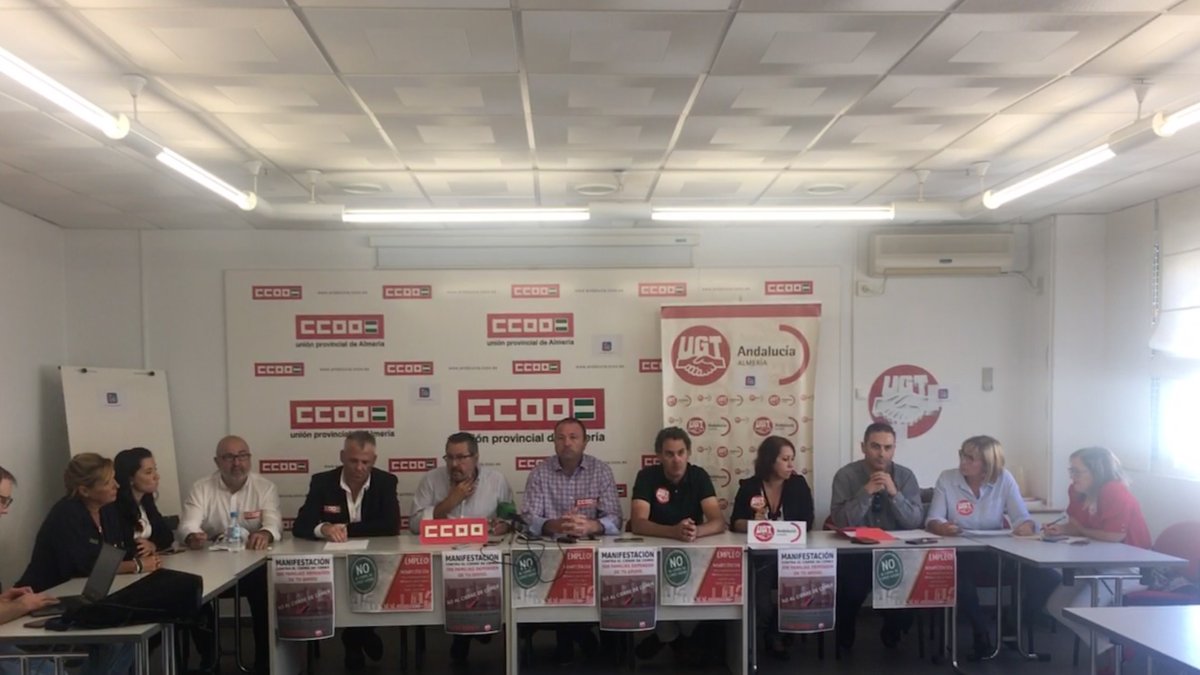 Trabajadores del Comité de Empresa y sindicatos en la rueda de prensa de ayer.